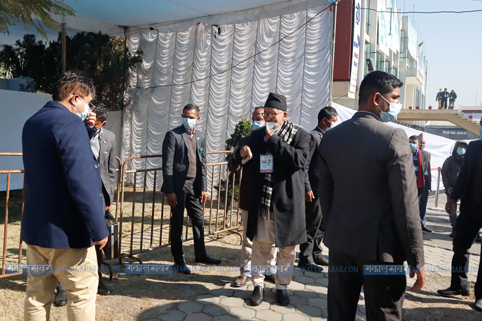 केबी गुरुङले खसाले पहिलो भोट (तस्बिरहरू)