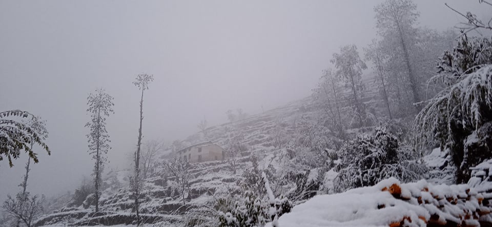 दार्चुलाको ब्यासमा भारी हिमपात, जनजीवन कष्टकर