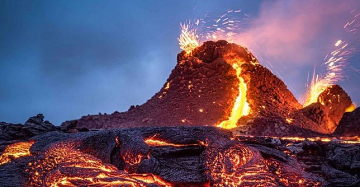 इन्डोनेसियामा ज्वालामुखी विस्फोटमा परी १३ जनाको मृत्यु‚ ९८ घाइते