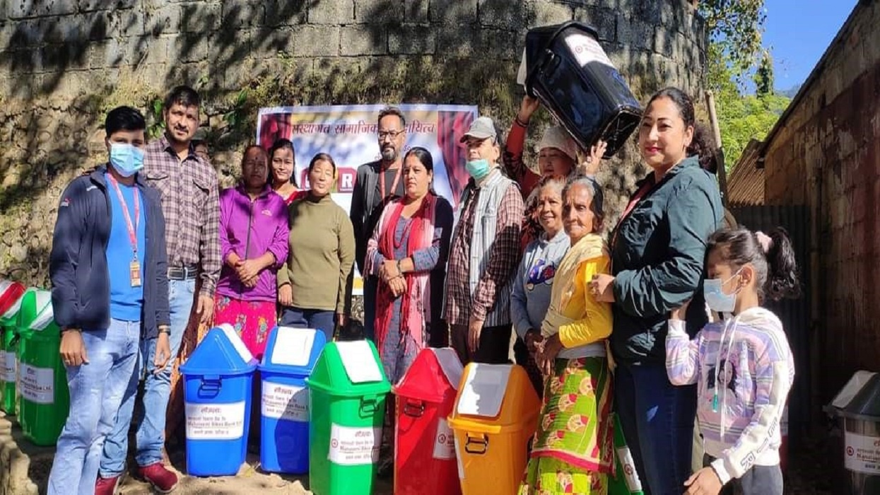 महालक्ष्मी विकास बैंकको कमाने शाखाद्वारा डस्टबिन सहयोग
