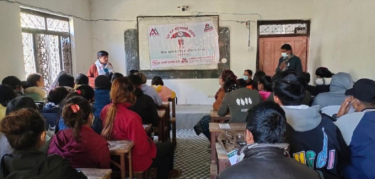 विराटनगर र पर्वतको विभिन्न स्थानमा युवासँग महालक्ष्मी लाइफ