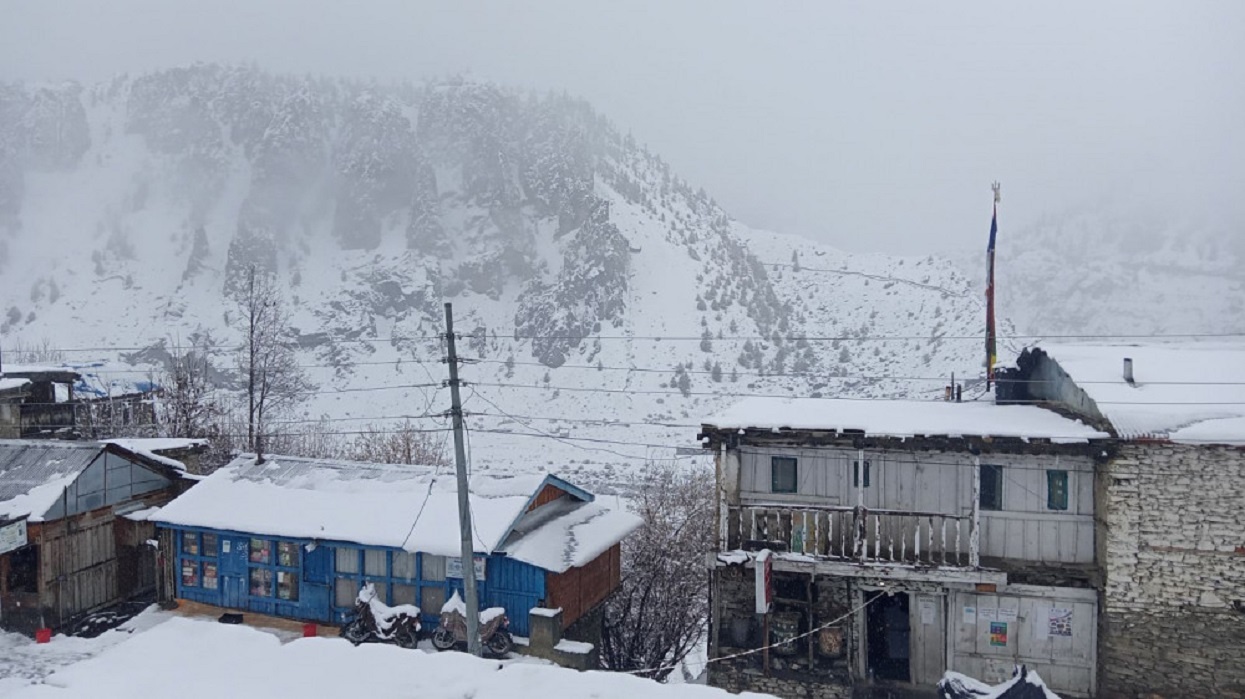 गण्डकीका हिमाली क्षेत्रमा हिमपात, पर्यटकलाई मौसम हेरेर पदयात्रा गर्न प्रशासनको सुझाव