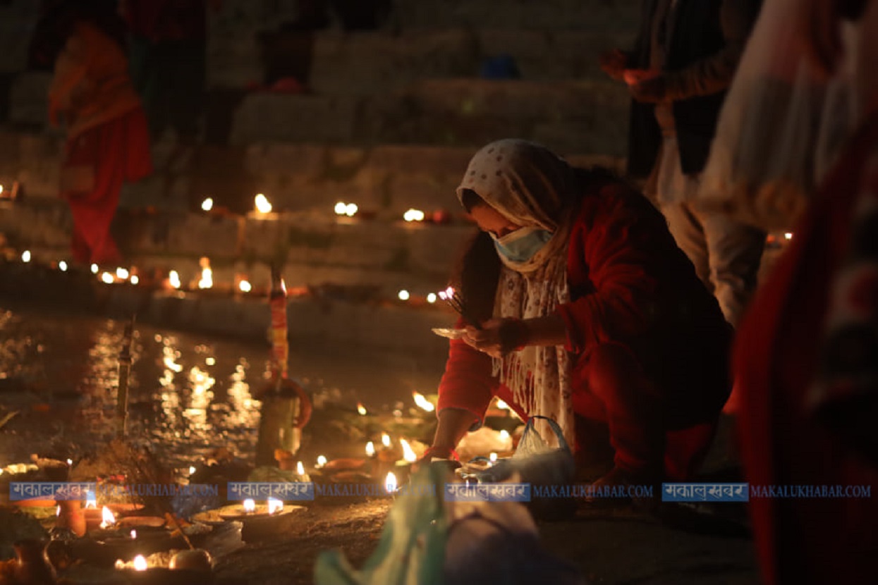 मृतात्माको शान्तिको कामना गर्दै गोकर्णेश्वरमा दीपदान (तस्बिरहरू)