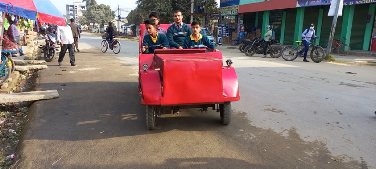 कक्षा १० मा पढ्ने चार विद्यार्थीले बनाए विद्युतीय कार