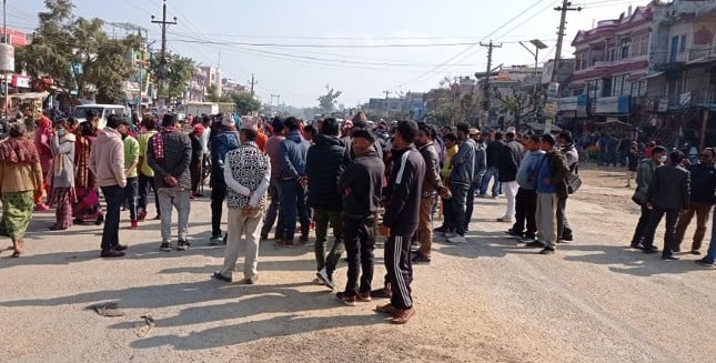 बडुवाल हत्या प्रकरण : अभियुक्त पक्राउ गर्न माग गर्दै राजमार्ग अवरुद्ध 
