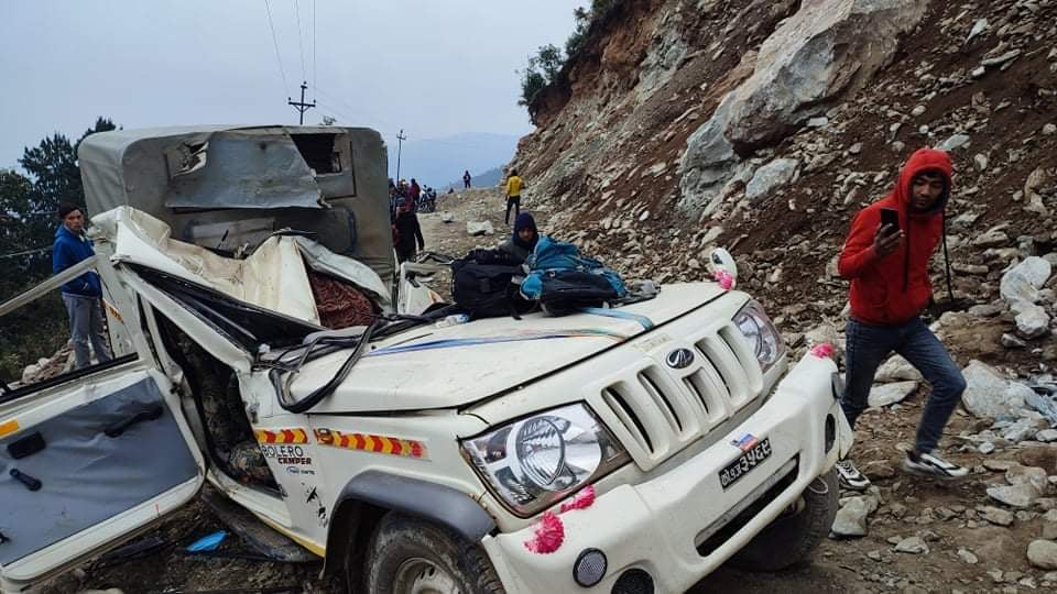 गुडिरहेको जिपमाथि ढुङ्गा खस्दा ३ जनाको मृत्यु, ३ घाइते