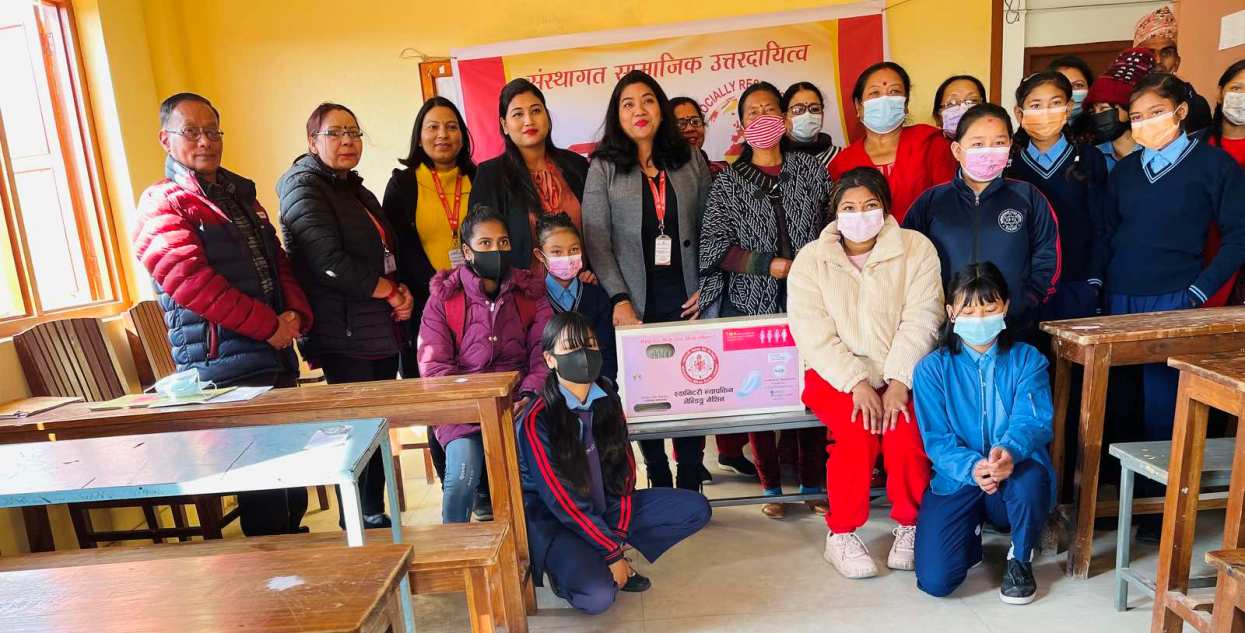 महालक्ष्मी विकास बैंकद्वारा स्यानिटरी प्याड भेन्डिङ मेसिन प्रदान