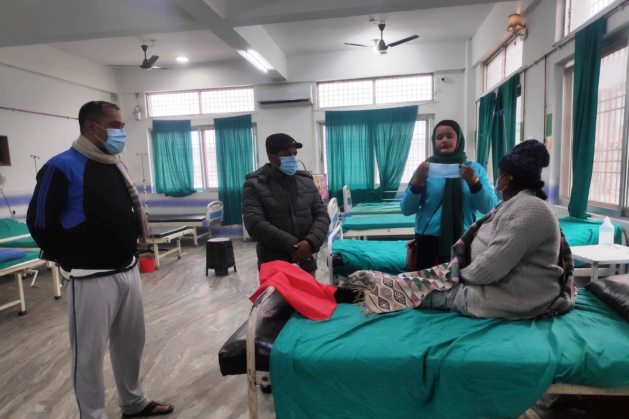 नागरिकका गुनासा बढेपछि अस्पतालमा मन्त्रीको छड्के