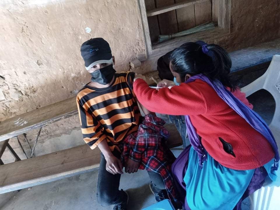 विद्यालयमा नै कोरोनाविरूद्धको खोप लगाइँदै