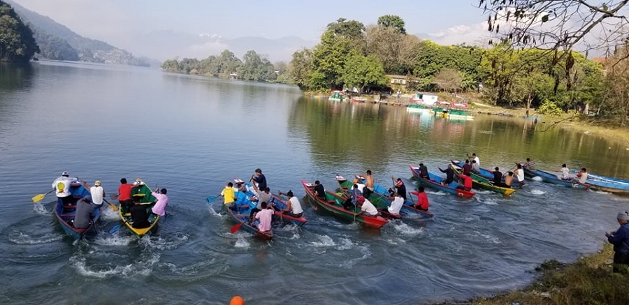 सडक महोत्सवमा डुङ्गा दौड