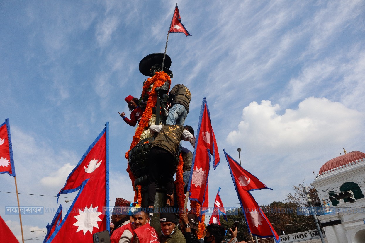 पूर्वराजा शाहले गरे पृथ्वीनारायणको शालिकमा माल्यार्पण (तस्बिरहरू)