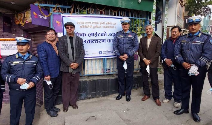 ज्योति विकास बैंकद्वारा ट्राफिक लाइट हस्तान्तरण