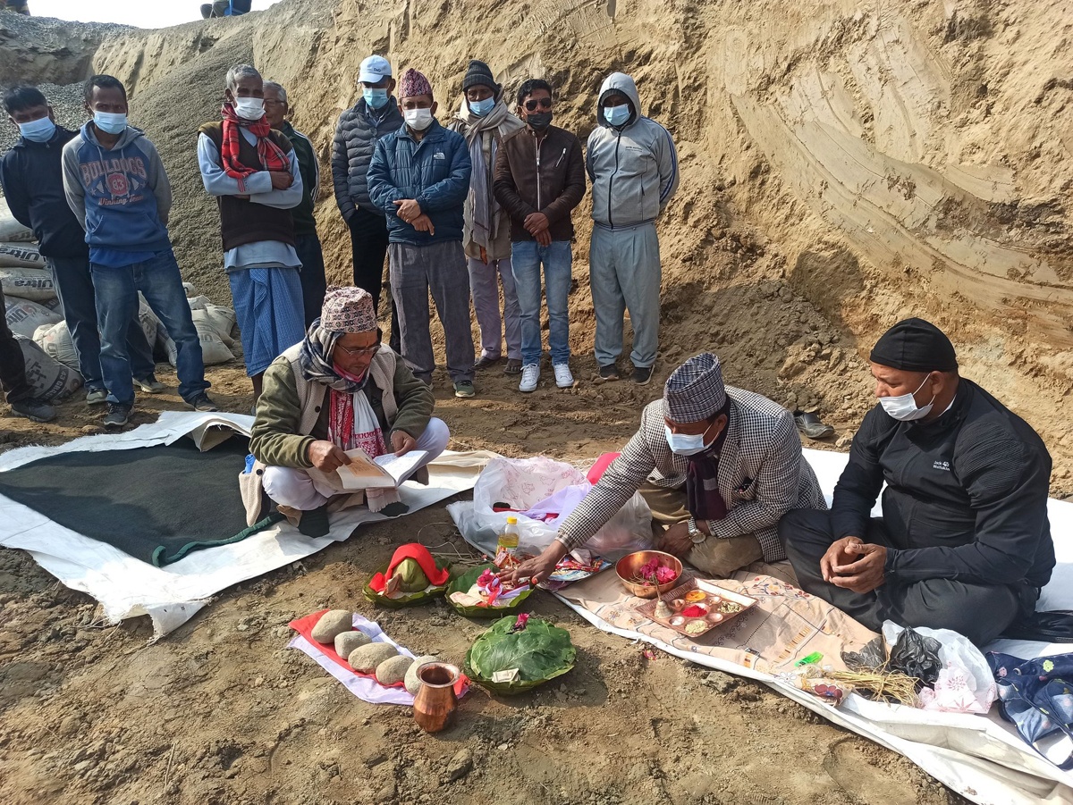 इटहरीमा चार करोड बढीको लागतमा पुल निर्माण शुरु