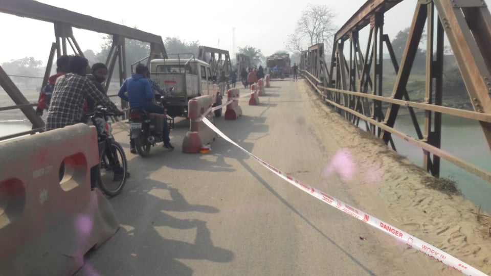 मिरगञ्ज पुल भासिएपछि मालवाहक सवारीमा रोक