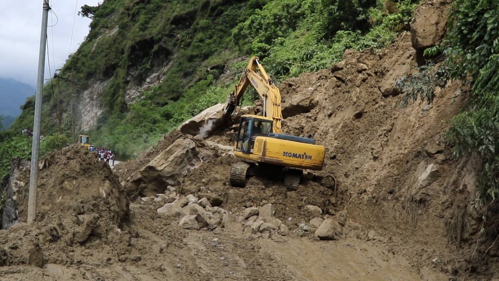 बाटो खन्दै गर्दा पहिरो: तीन जना बेपत्ता, डोजर पुरियो