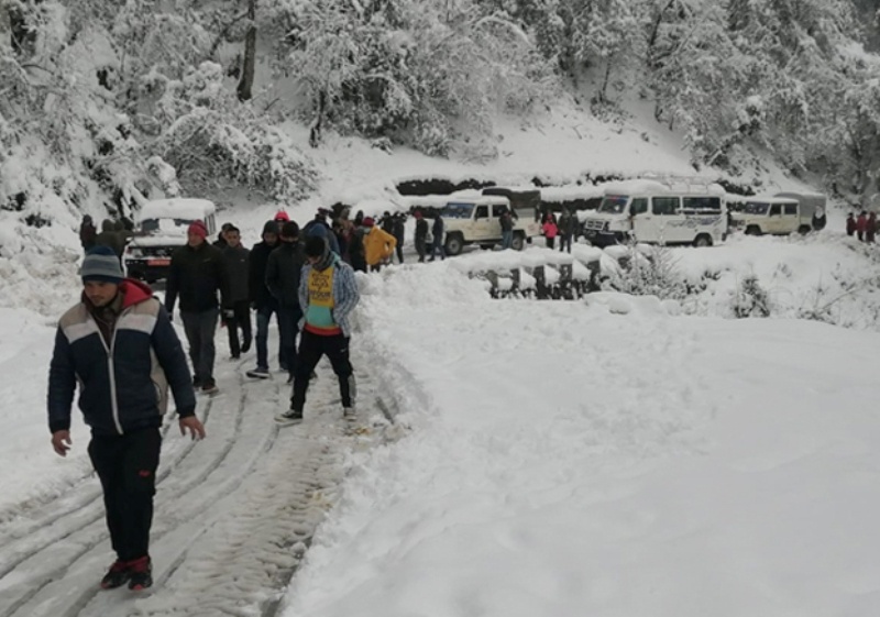हिमपातले दुई दिनदेखि अवरूद्ध राजमार्ग खुल्यो