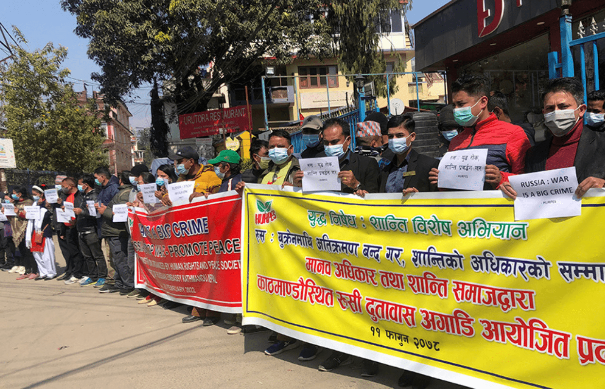 युद्ध राेक्न माग गर्दै रसियन दूतावास अगाडि प्रदर्शन