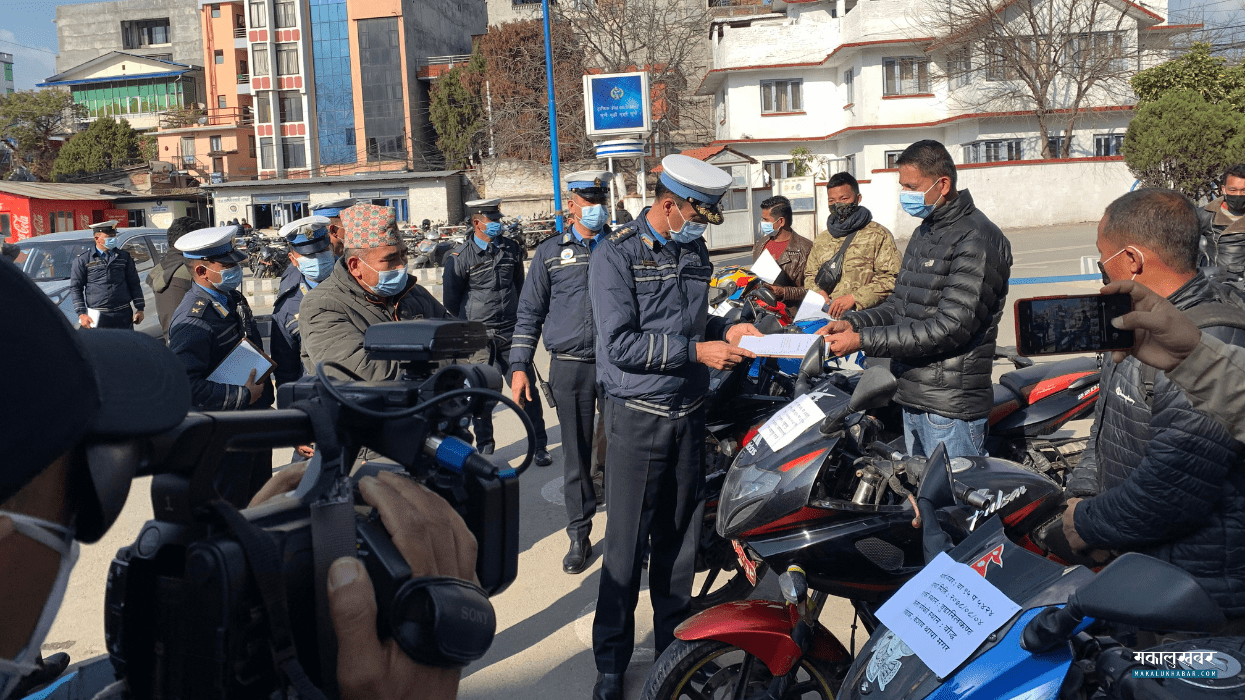 ट्राफिक प्रहरीद्वारा हराइरहेका २८ सवारीसाधन सम्बन्धित व्यक्तिलाई हस्तान्तरण
