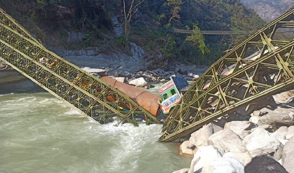 अरुणको बेलिब्रिज भाँचियो, तीनवटा ट्रक नदीमा खसे
