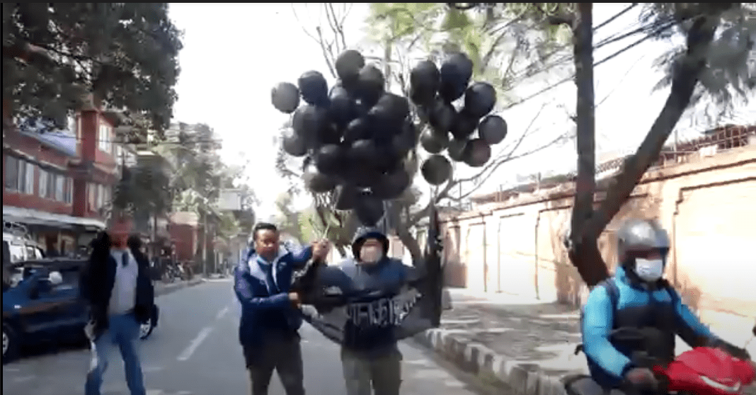 सिंहदरबार परिसरमा उडाइयाे कालाे बेलुन, ३ जना पक्राउ