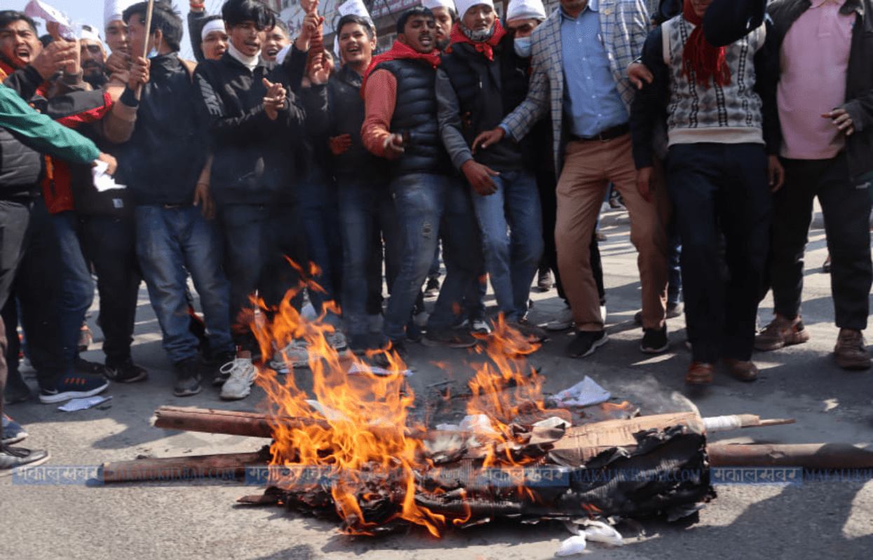 अनेरास्ववियुद्वारा ‘एमसीसीकाे शव’ दहन (तस्वीर)