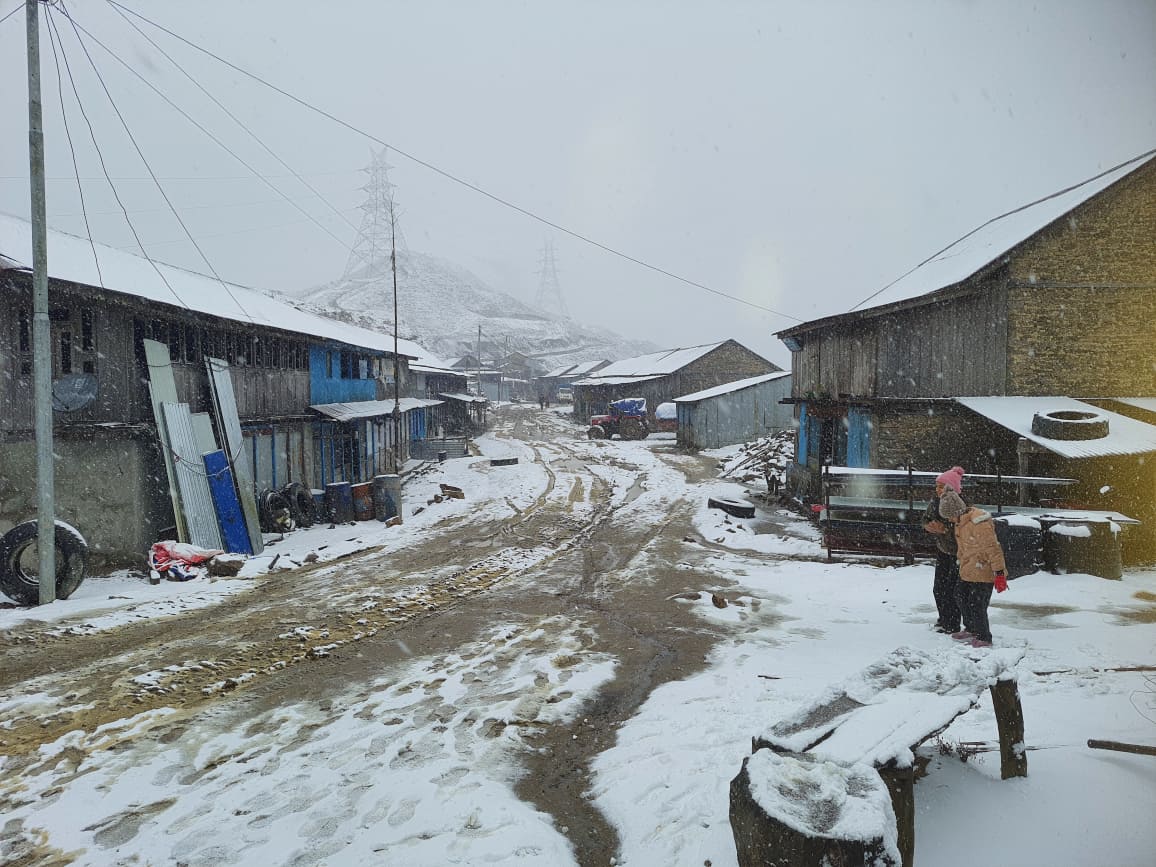 प्रदेश १ का उच्च पहाडी क्षेत्रमा हिमपात (तस्वीरहरू)
