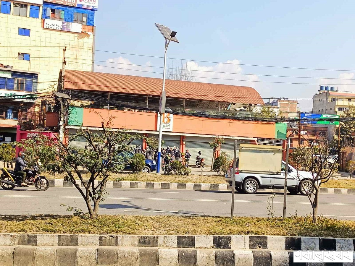 झडपको डरले बानेश्वर क्षेत्रमा पसल बन्द, सुरक्षा सतर्कता उच्च (तस्बिरहरू)