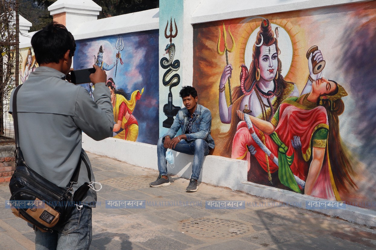 पाशुपत क्षेत्रमा कोरिँदै भगवान्‌का चित्र (तस्बिरहरू)