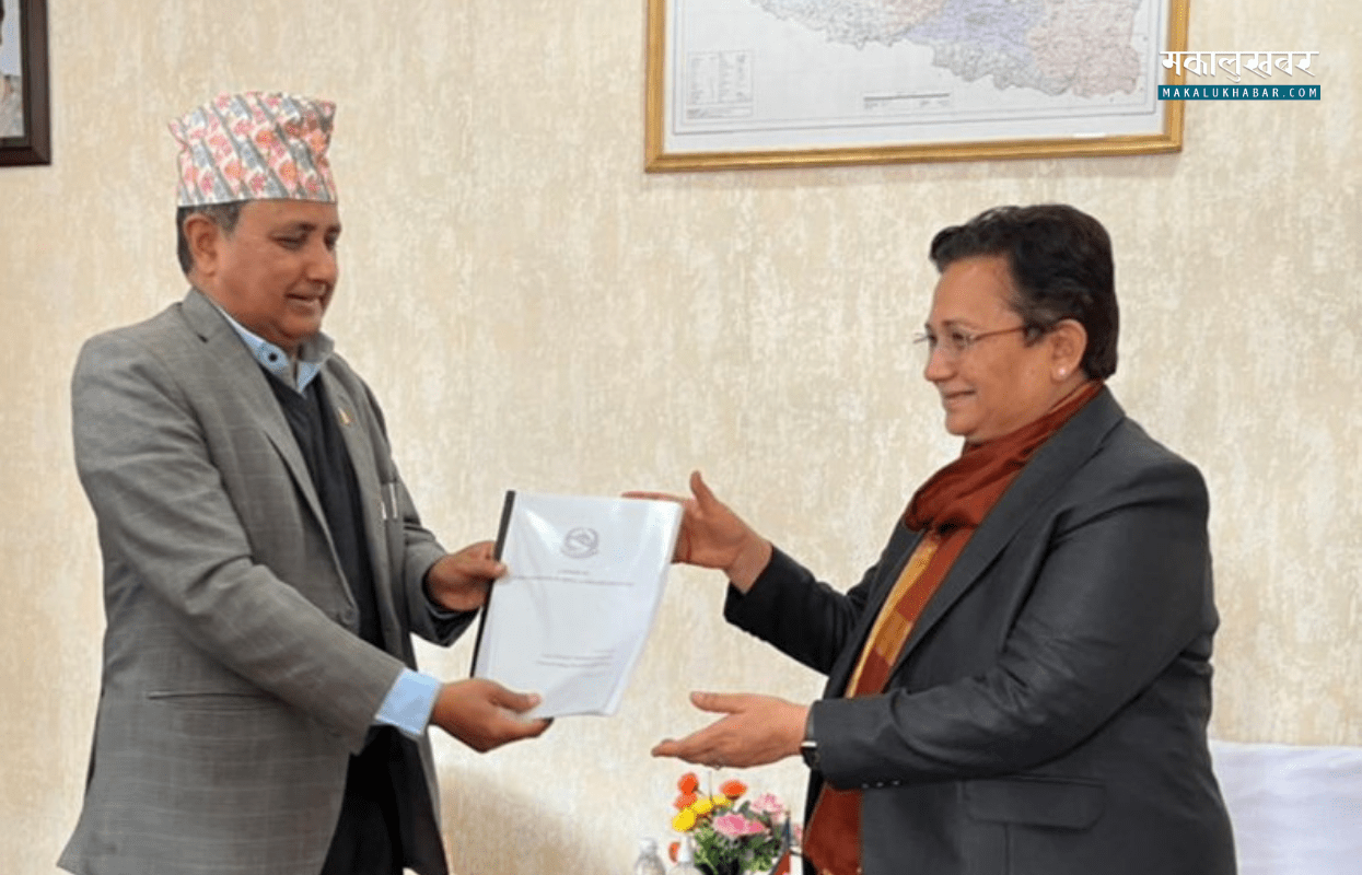 ऊर्जामन्त्री समक्ष हाइड्रोजन ऊर्जासम्बन्धी प्रतिवेदन पेश