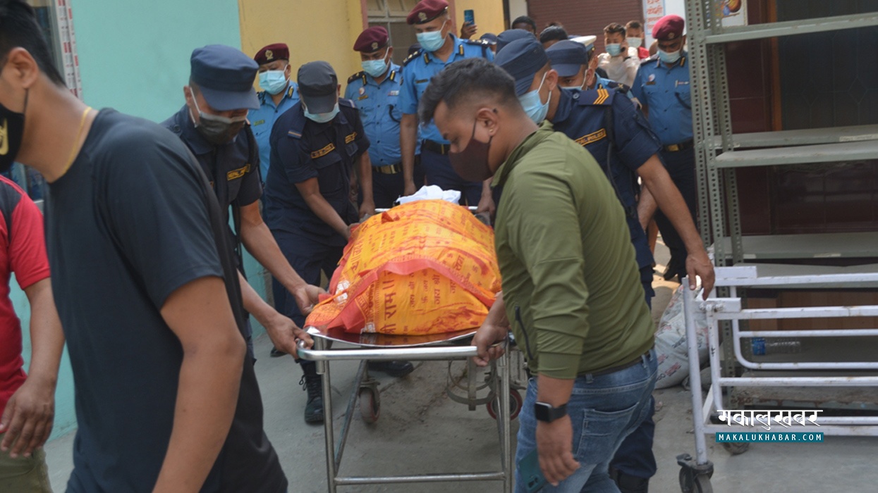 टिलपिल आँखा र भावशून्य मुद्रामा सहकर्मीलाई श्रद्धाञ्जली दिए प्रहरीले (तस्बिरहरू)