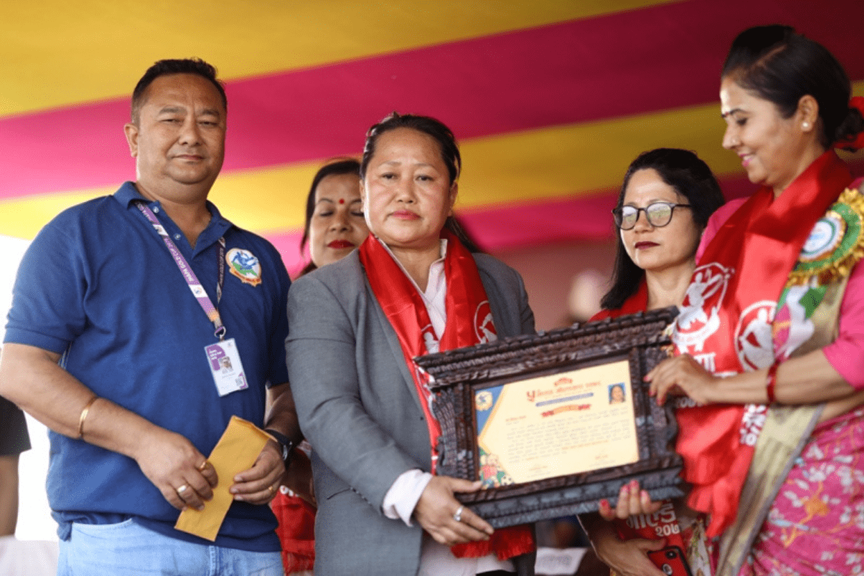 महिला फुटबल संघकी अध्यक्षलाई झापा गोल्डकपको सम्मान