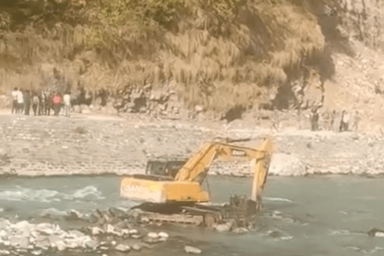 महाकाली नदीमा धार परिवर्तन हुनेगरी भारतको तटबन्ध, स्थानीयद्वारा ढुंगा प्रहार