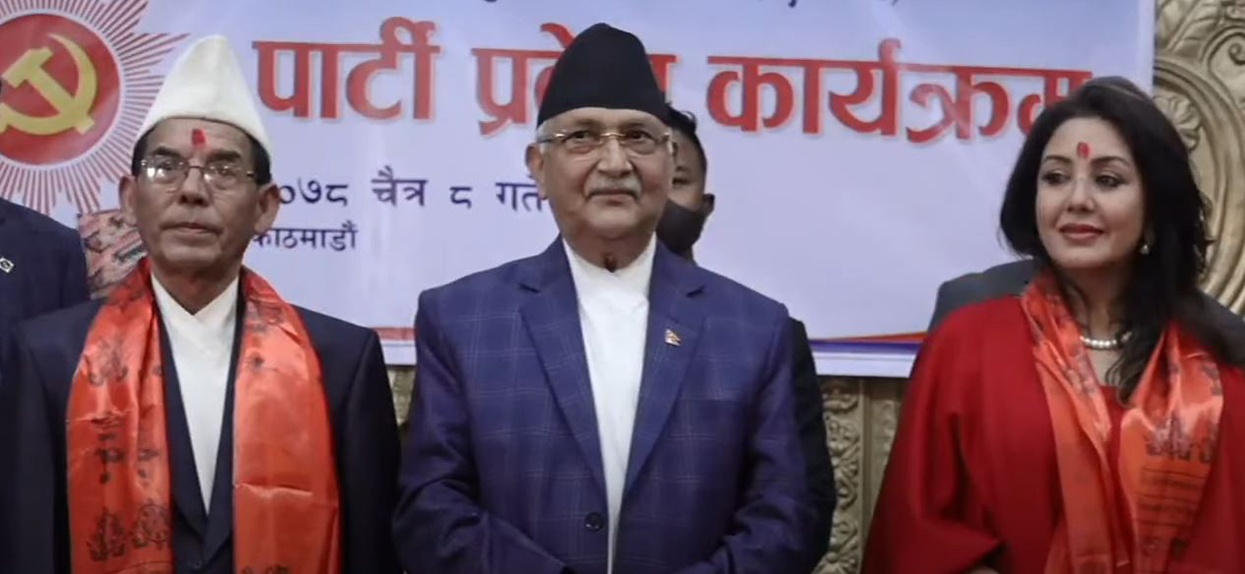 अभिनेत्री मानन्धर र पूर्वमन्त्री सिंह एमाले प्रवेश