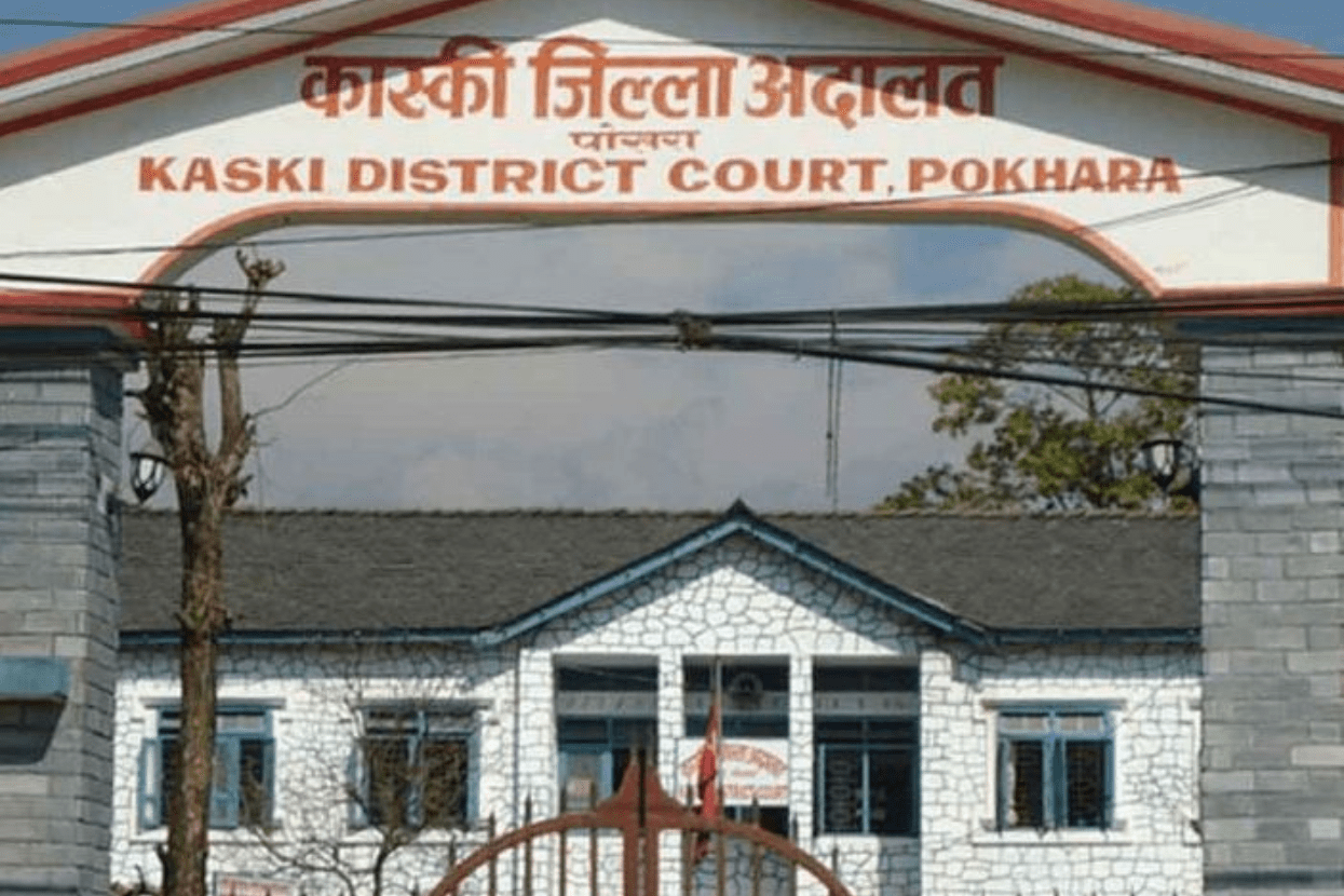 कास्की अदालतको इजलासमा तोडफोड