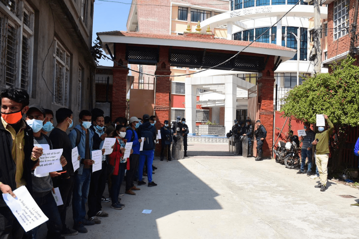 लिखित परीक्षामा उत्तीर्ण नासु उम्मेदवारहरूले दिए लोकसेवा आयाेगमा धर्ना