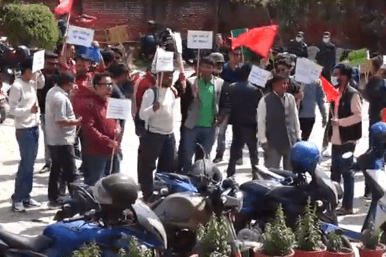 तदर्थ समिति गठन गर्न माग गर्दै नेविसंघले गर्याे प्रदर्शन