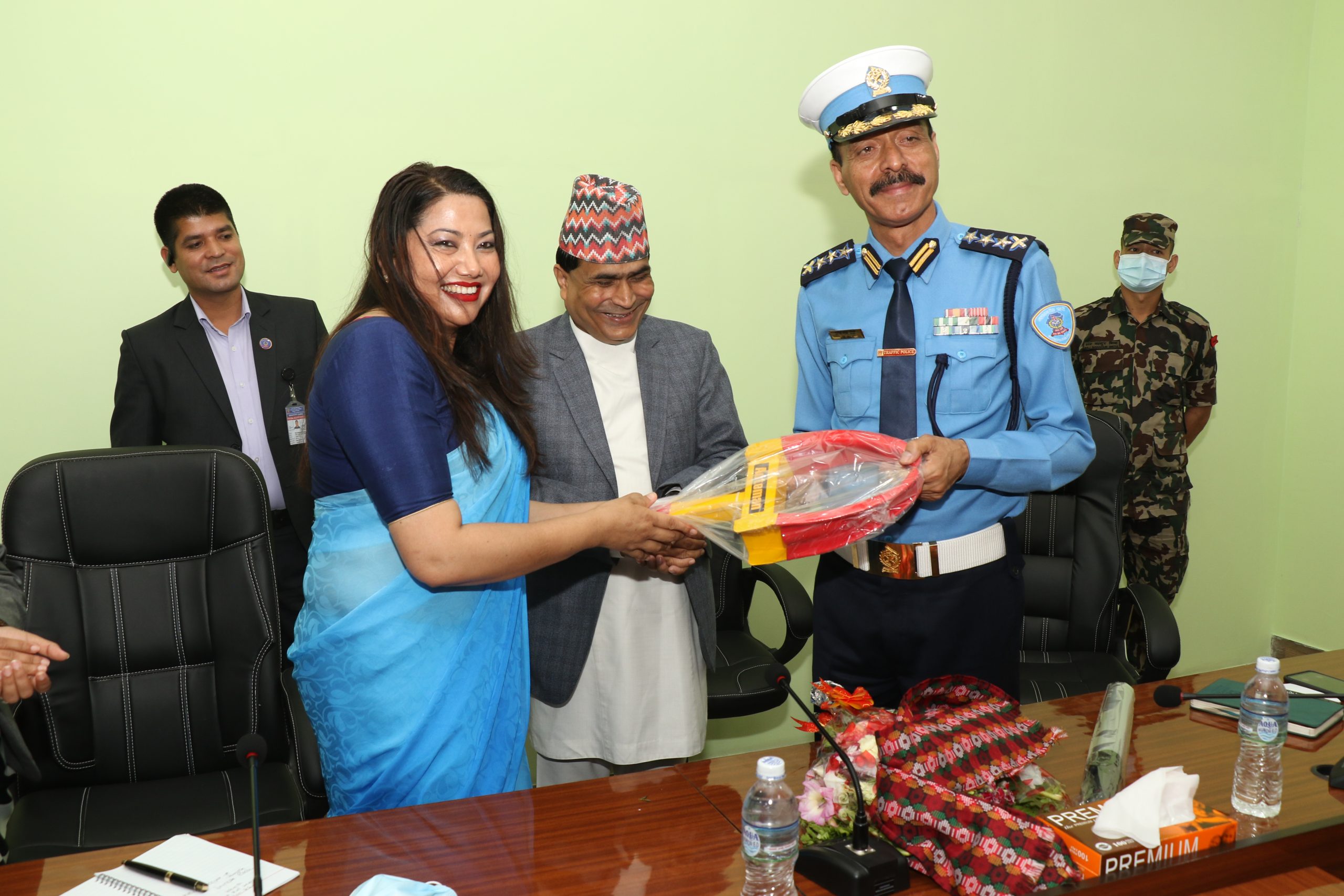 मन्त्री झाँक्रीद्वारा ट्राफिक प्रहरीलाई ट्राफिक व्यवस्थापनका उपकरण हस्तान्तरण
