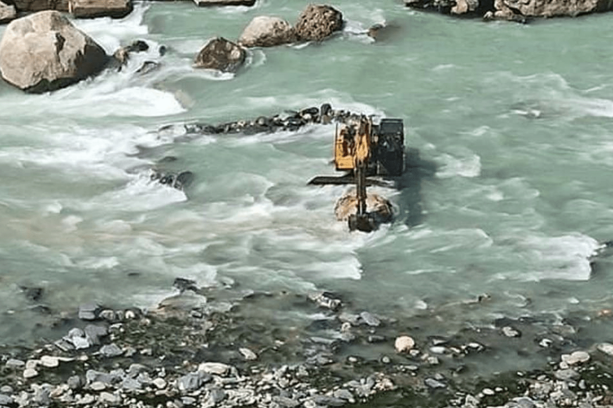 नेपालतर्फ आएकाे भारतीय स्काभेटरकाे चाबी सशस्त्र प्रहरीले खोस्यो