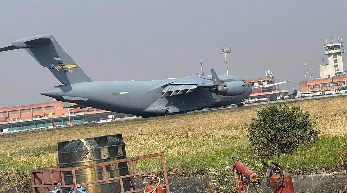 फर्कियो सामान लिएर आएको अमेरिकी वायुसेनाको जहाज
