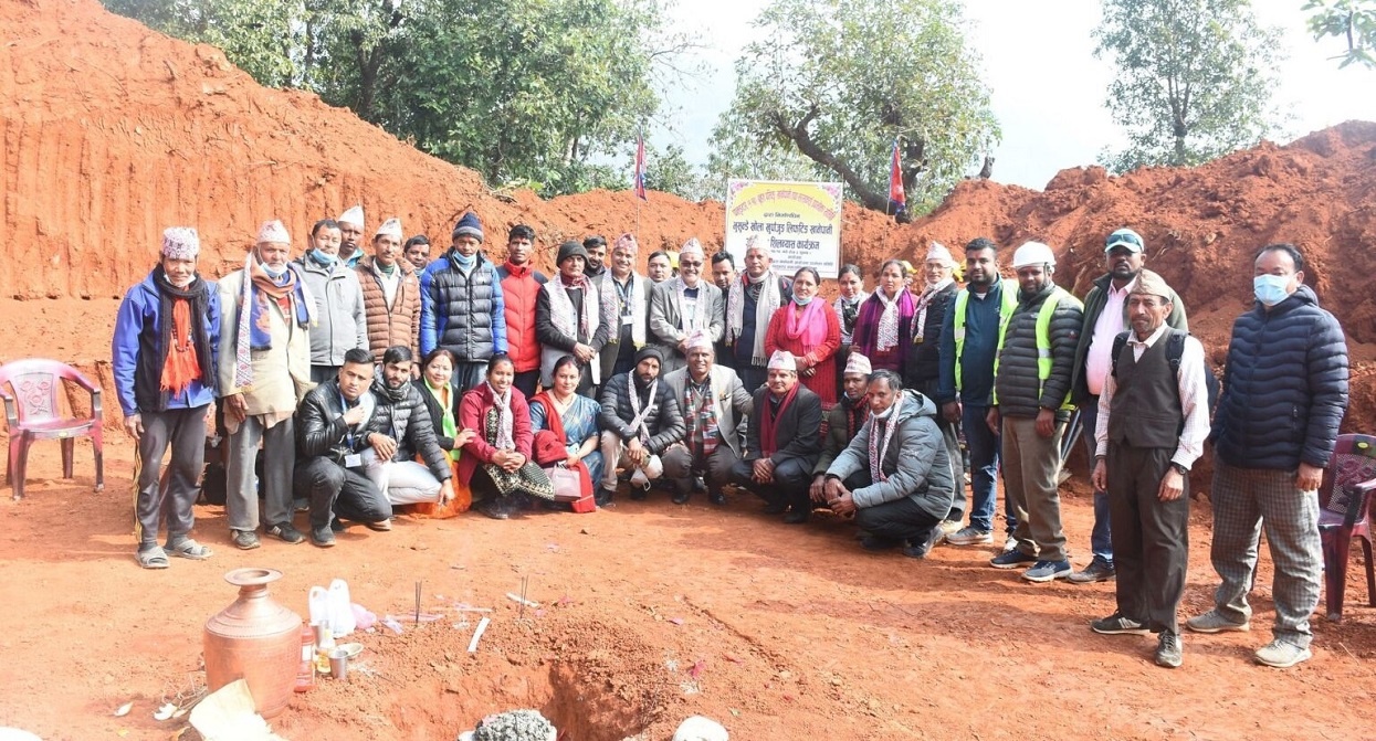 चार करोडको श्रमदान गरेर पानी ल्याउँदैछन् पालुङटारवासी