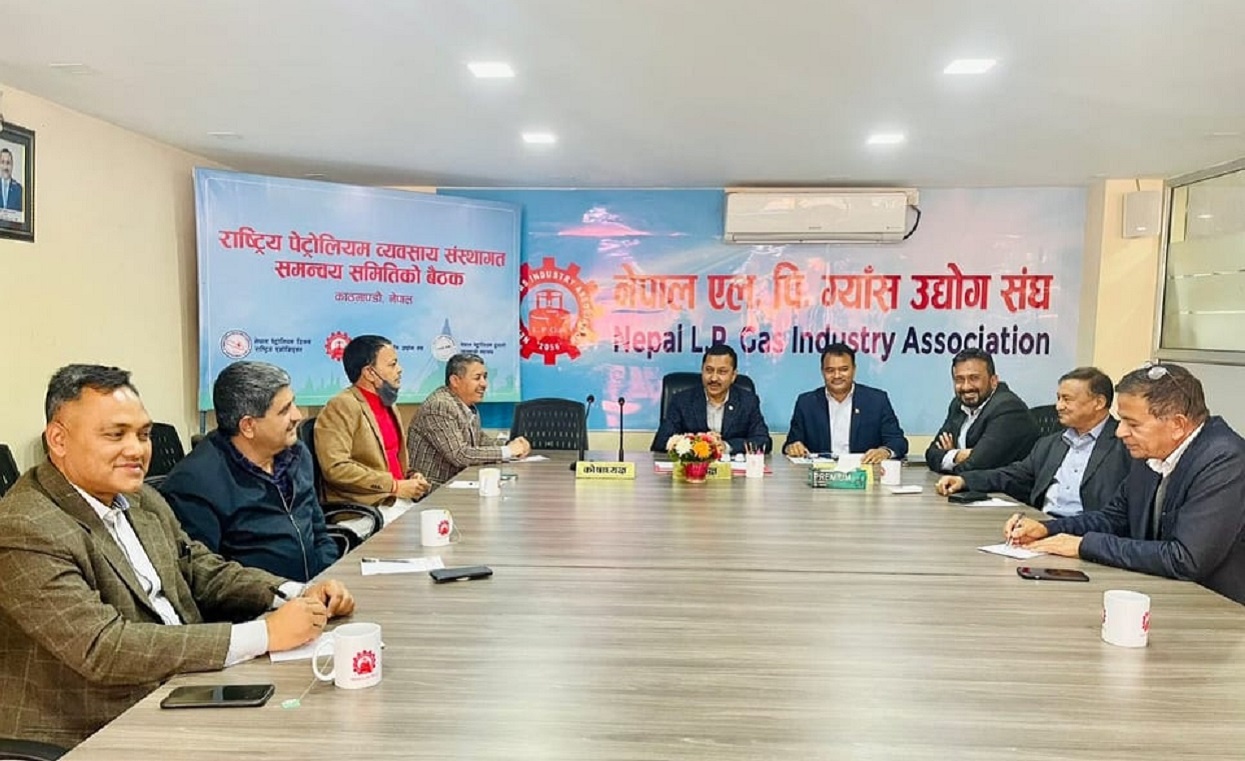 पेट्रोलियम व्यवसायीद्वारा माग पूरा गराउन सामूहिक दबाब सुरू
