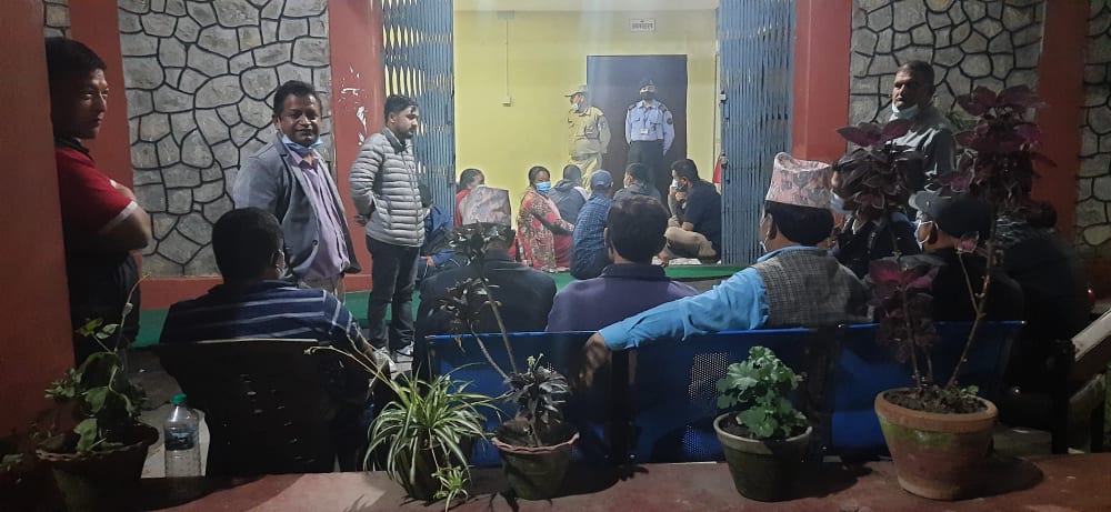 १५ मिनेटपछि प्रहरीले खोल्यो ताला