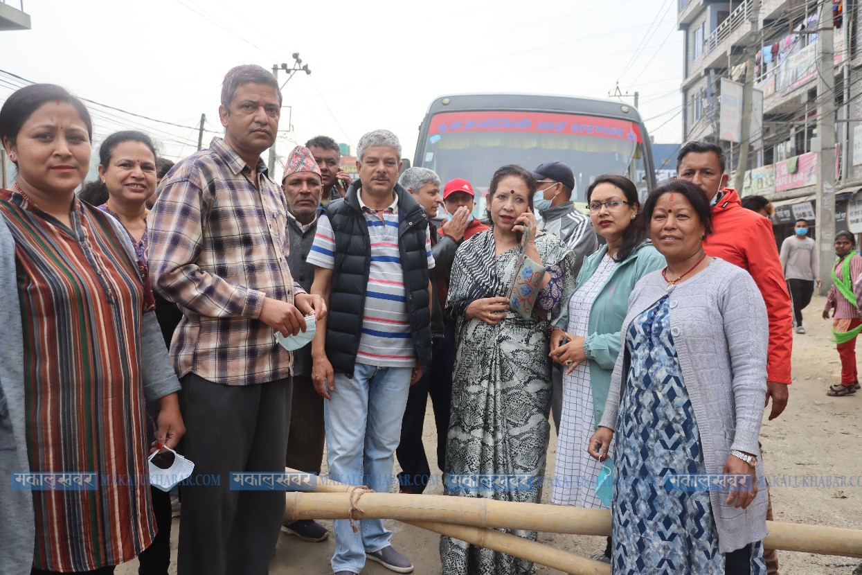 उपमेयरको नेतृत्वमा सडक अवरुद्ध (तस्बिरहरू)