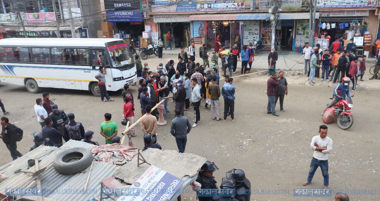 उपमेयरको नेतृत्वमा सडक अवरुद्ध (तस्बिरहरू)