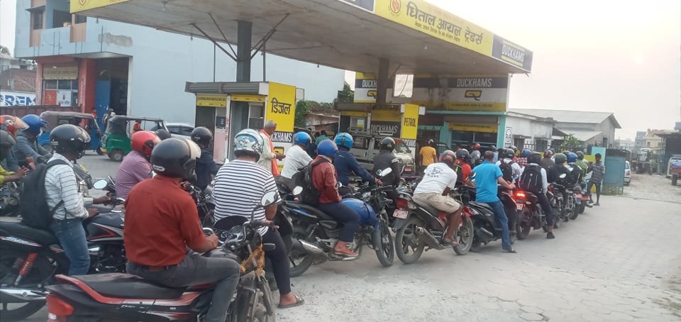 अनिश्चितकालीन ढुवानी बन्द, हुन थाल्यो इन्धनको अभाव