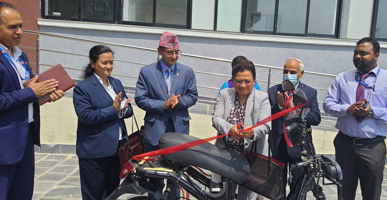 नास्टले बनायाे विद्युतीय स्कुटर : एकपटक चार्ज गर्दा ५० किलोमिटरको गुड्ने 