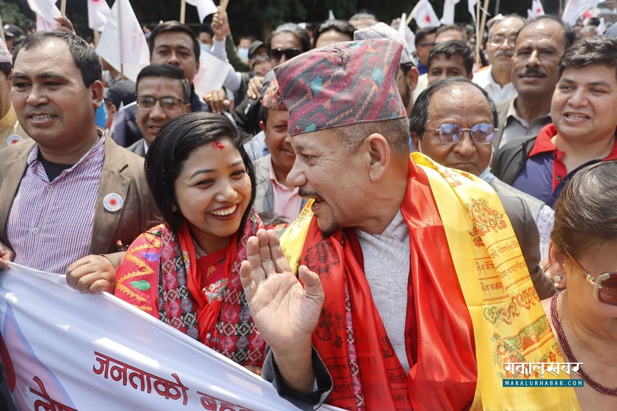 स्थापित र डंगाेलले जुलुससहित गरे उम्मेदवारी दर्ता (तस्बिरहरू)