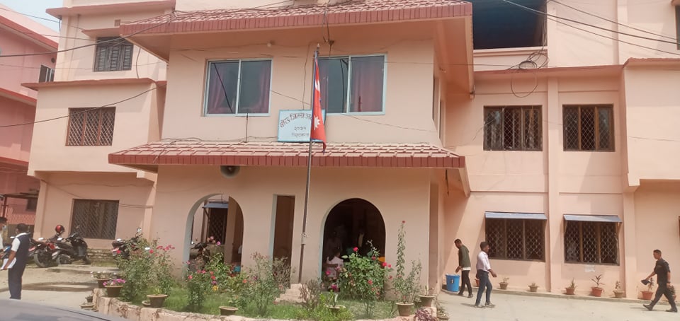 यौन दुर्व्यवहारको आरोप लागेका शिक्षक जेल चलान, प्रहरी हत्यामा संलग्न १६ जनाकाे मुद्दा अदालतमा