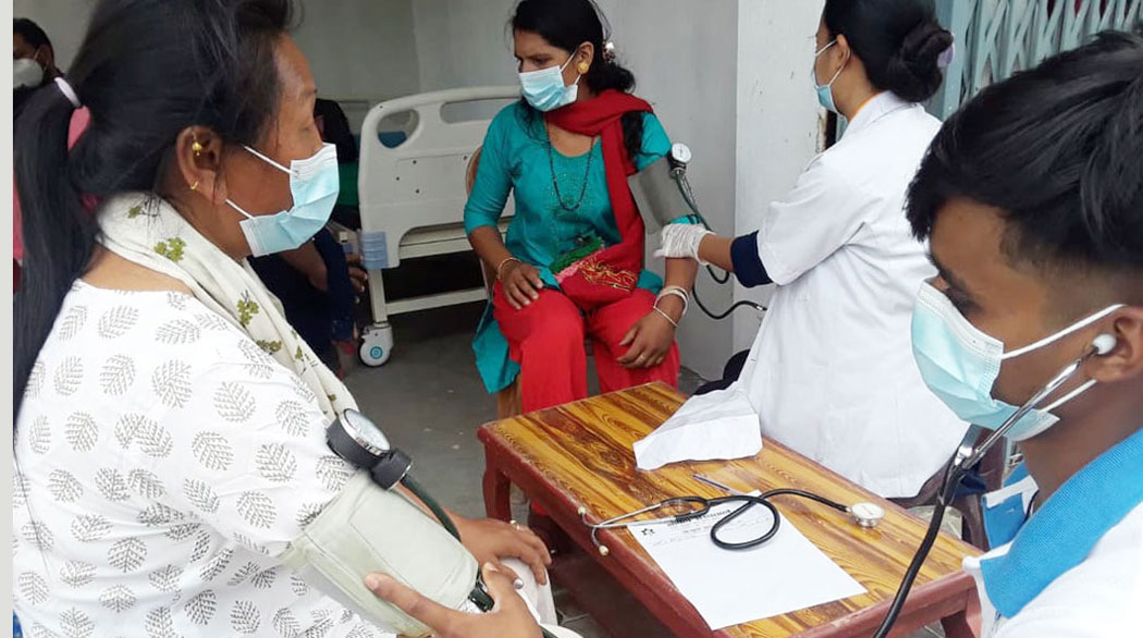 पथरीमा नोबेलको स्वास्थ्य शिविर, ७ सय बढीले लिए सेवा
