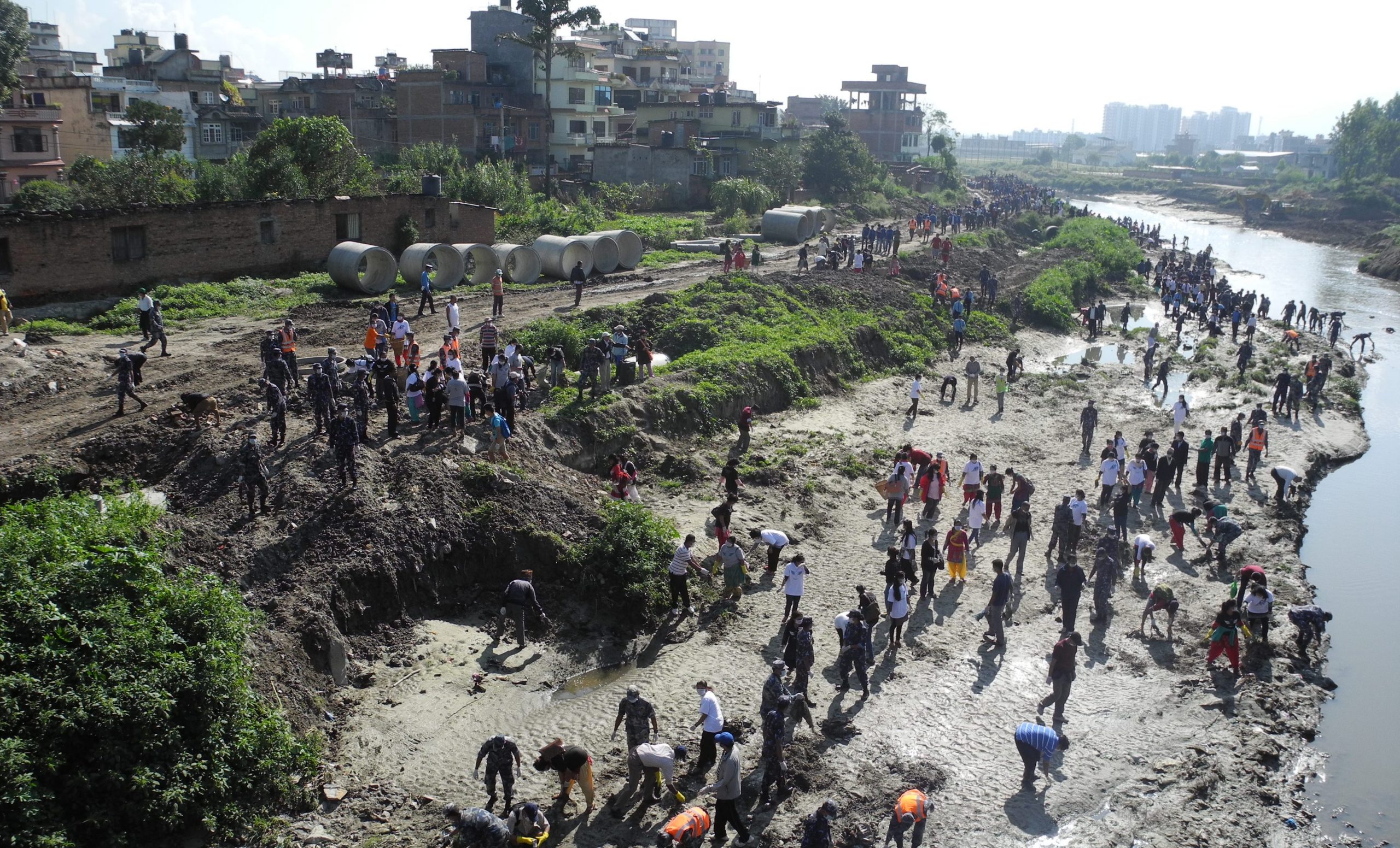 वाग्मती नदी किनारमा फोहर फाल्ने र ढल हाल्नेलाई पाँच हजार जरिवाना